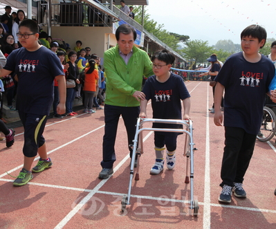 ▲ 지난 1일 명천초등학교에서 송명관군이 김지철 남도교육감과 함께 100m 달리기를 하고 있다.