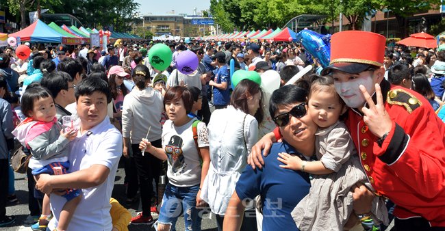 ▲ “아빠, 나도 피에로랑 사진찍고 싶어요”   
<br />어린이날인 5일 옛 충남도청 앞 중앙로에서 제93회 어린이날 큰 잔치가 열려 부모와 함께 행사장을 찾은 어린이들이 다양한 체험을 비롯해 피에로와 사진을 찍는 등 즐거운 시간을 보내고 있다. 
<br />이성희 기자 token77@