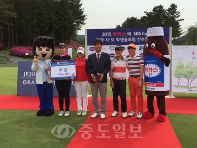 ▲ 김형석<사진 가운데> 대전골프협회 전무이사와 대전 학생 골프선수들이 '2015 박카스배 SBS Golf 전국시도학생골프팀선수권대회'에서 종합 준우승을 차지한 뒤 기념촬영한 모습. [대전체육회 제공]