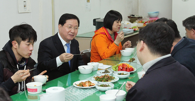 ▲ 대전 서구는 '사람중심도시, 함께 행복한 서구' 비전 실현을 위해 구민 행복 프로젝트를 추진하고 있다. 사진은 장종태 서구청장이 동직원들과 함께하는 '펀-펀 밥상'.