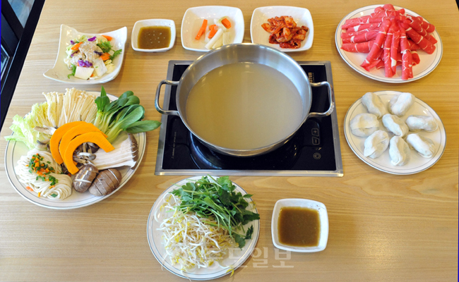 ▲ 개운하고 담백한 국물맛의 비결은 사골육수와 멸치해물육수의 조합에 있다.