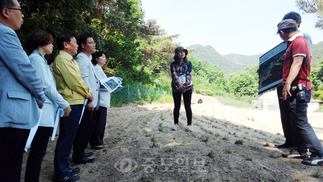 ▲ 대전시의회 의원들과 대전산내희생자유족회가 유해매장지 훼손지역을 방문해 현장을 확인하고 있다.
<br />임효인 수습기자