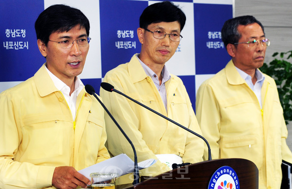 ▲ 안희정 충남지사(사진 맨왼쪽)가 4일 도청 기자실에서 긴급 브리핑을 갖고 “현재까지 중동호흡기증후군(MERS·메르스) 확진 판정을 받은 충남도민이 총 3명”이라며 “도민들의 불안감이 커지고 있는 만큼 도지사로서 책임을 갖고 직접 지휘하겠다”고 역설했다. 내포=박갑순 기자