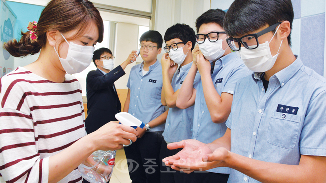 ▲ 10대 메르스 감염자가 발생하며 교육당국과 학교에 비상이 걸린 8일 대전동산고에서 보건교사가 보건실을 찾은 학생들에게 손 소독을 비롯한 체온 체크, 마스크 등을 지급하며 개인위생을 강화하고 있다. 이성희 기자 token77@ 