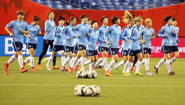 ▲ 대한민국 여자 축구 대표팀 선수들이 9일 오전(한국시간) 캐나다 몬트리올 올림픽 스타디움에서 훈련을 하기 위해 필드로 들어서고 있다.  우리나라는 한국시간 10일 오전 2015 캐나다 여자 월드컵 조별리그 E조 브라질과의 예선 첫 경기를 치른다.[연합뉴스 제공]