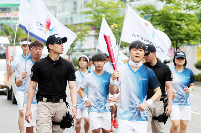 ▲ 광주하계유니버시아드대회 성화 봉송 주자들이 11일 대전 시내를 거쳐 시청으로 향하고 있다. 
<br />연합뉴스