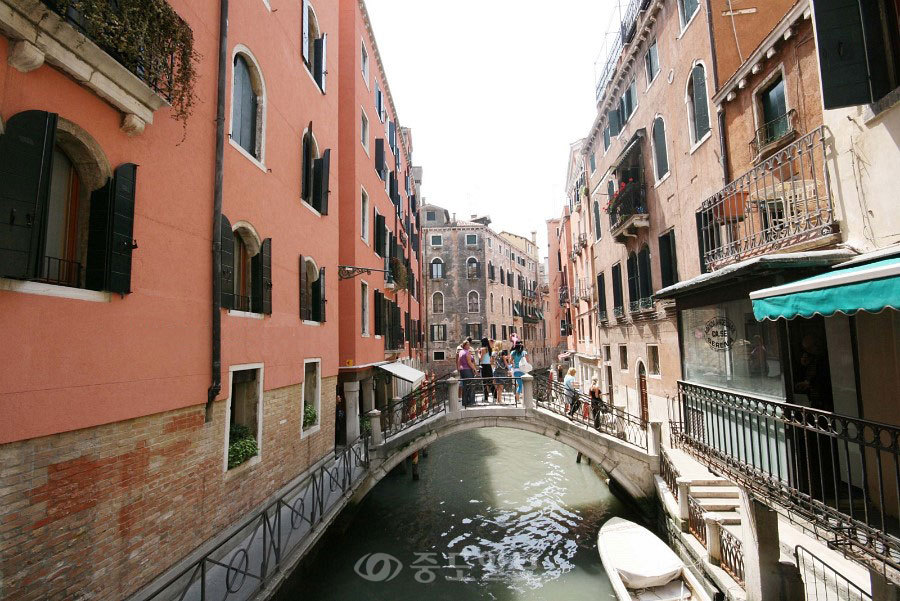 ▲ 베네치아에는 집집마다 곤돌라가 있죠. 물론 이곳에는 건물안에 정박할 수 있는 차고같은 공간도 있습니다. 