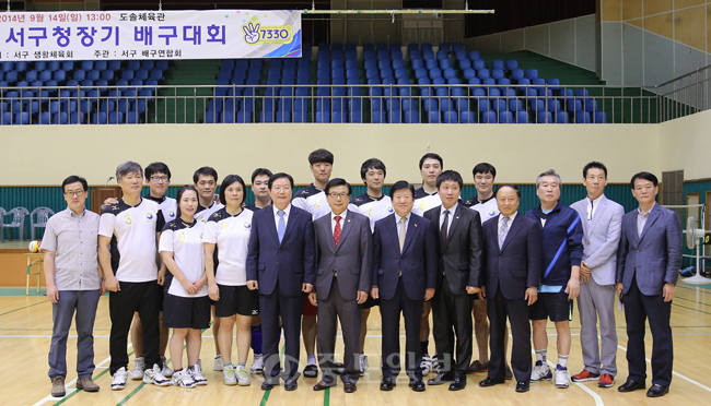 ▲ 제7회 서구청장배 우승후 서구청배구동호회와 장종태 서구청장, 박병석의원이 함께한 단체사진 
<br />