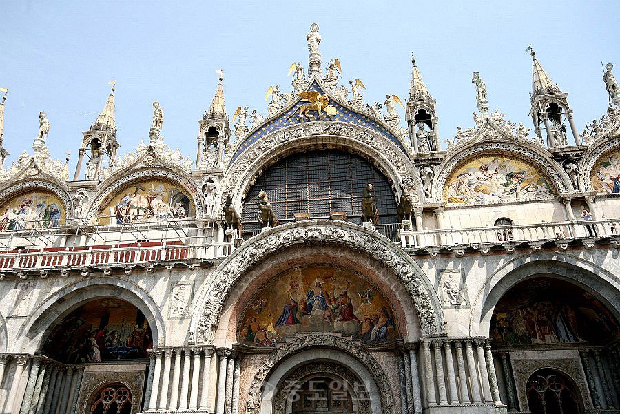 ▲ 베네치아의 수호성인 마르코는 날개가 달린 사자의 모습입니다. 성당 중앙에 황금 사자는 바로 베네치아의 상징으로 통합니다. 