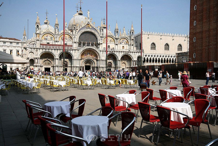 ▲ 플로리안을 중심으로 카페가 경쟁처럼 줄지어 있는데 이런 모습도 베네치아의 명물중 하나입니다.