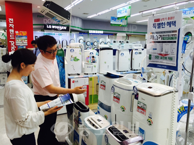 ▲ 전자랜드프라이스킹 용산점에서 고객들이 제습기를 구경하고 있다