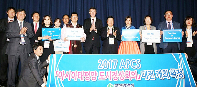 ▲ 대전시가 자매도시 호주 브리즈번이 주최한 2015 아시아·태평양도시정상회의(APCS)에서 권선택<사진 오른쪽에서 다섯번째> 시장 등 관계자들이 2017년 APCS 대전 유치를 확정한 후 기념촬영을 하고 있다. [대전시 제공]