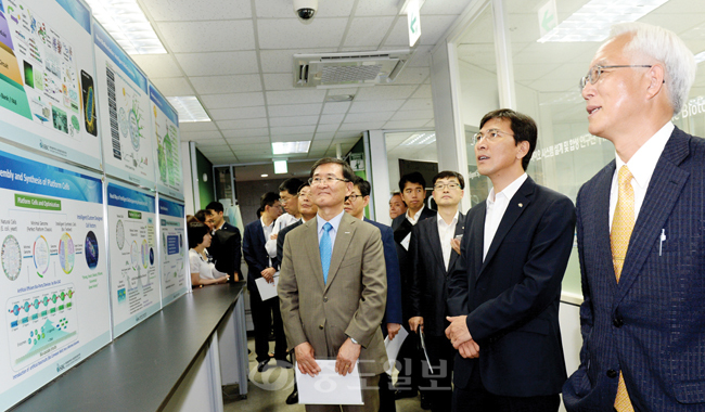 ▲ 안희정 충남지사<사진 오른쪽에서 두번째>가 8일 한국과학기술원(KAIST) 바이오융합연구소를 찾아 도내 인삼과 바이오산업 연계육성 방안 모색을 위한 운영현황 청취 및 카이스트의 협조를 당부했다. 충남도 제공