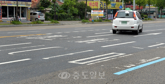 ▲ 8일 대전 중구 태평네거리 부근이 도로차선을 비롯해 도로교통에 관한 규제와 지시를 나타내는 표시가 지워져 있다.
<br /> 이성희 기자 token77@