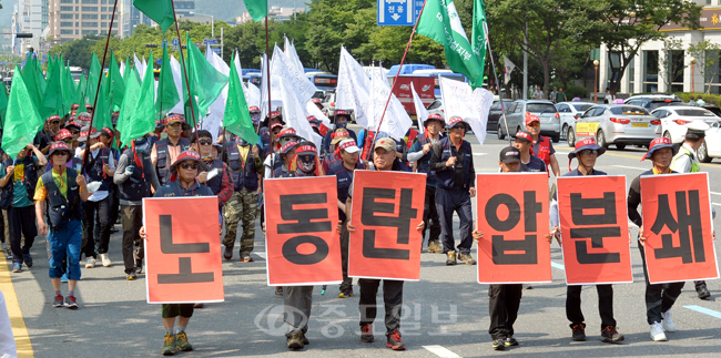 ▲ 15일 정부대전청사에서 열린 총파업 결의대회에 참가한 민주노총 대전본부 소속 조합원들이 구호를 외치며 대전지방노동청까지 행진하고 있다. 
<br />이성희 기자 token77@