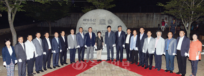 ▲14일 부여군 부여읍 정림사지 일원에서 열린 백제역사유적지구 세계유산 등재 기념 군민대축제에서 이용우 부여군수 등 참석자들이 백제역사유적지구 표지석을 배경으로 기념촬영을 하고 있다. 부여군 제공