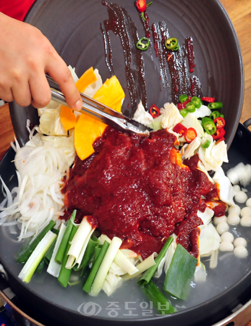 ▲ 맛의 비빌은 7가지 한약재와 닭발국물 그리고 매콤한 소스가 어우러진 육수에 있다. 