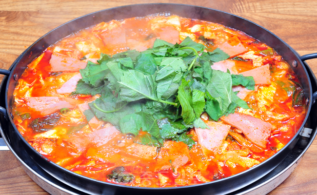 ▲ 고소한 햄 소시지 맛과 닭갈비 맛이 어우러진 부대닭갈비