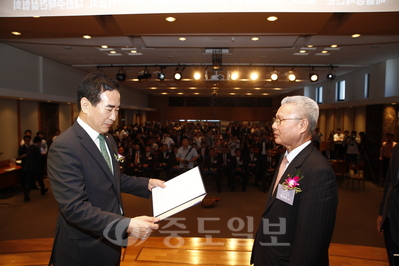 ▲ 정성욱 금성백조주택 회장이 지난 16일 도안7단지 백조의 호수 아파트에 대한 '2015 살기 좋은 아파트 대통령상'을 수상했다.