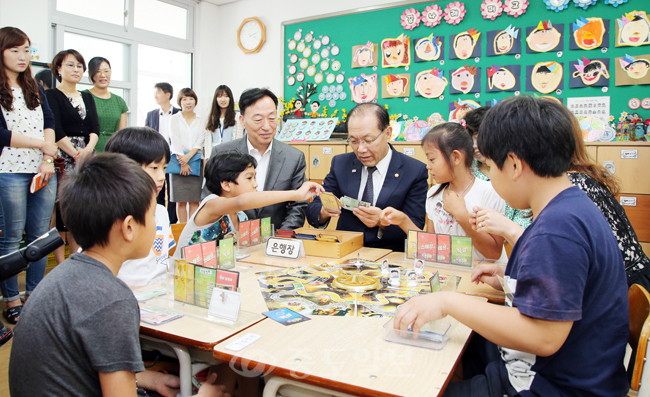 ▲ 황우여 교육부총리와 설동호 교육감이 20일 신탄진초등학교 두드림학교 교실에서 아이들과 놀이치료 수업을 함께 하고 있다.
<br />교육청 제공