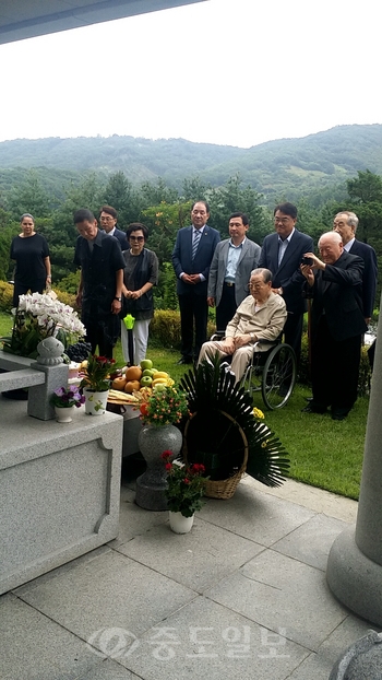 ▲ 김종필 전 국무총리와 가족들이 27일 부여 외산면 일원에 마련된 가족묘소에서 고 박영옥 여사의 생일을 축하하고 있다.