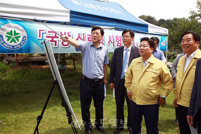 ▲권선택 대전시장은 28일 국방신뢰성시험센터 제안 부지를 직접 방문해 관계자들과 성공적인 유치를 위한 다양한 의견을 나눴다. 대전시 제공