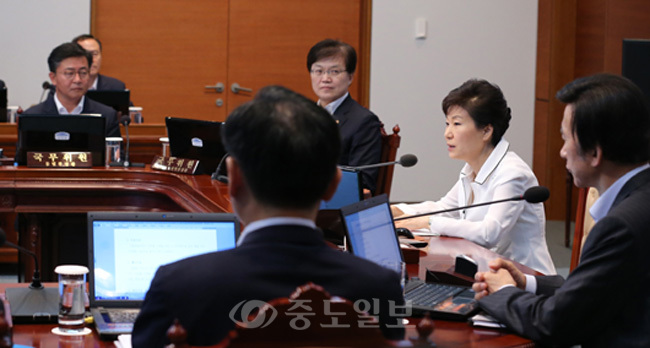 ▲ 박근혜 대통령이 4일 청와대에서 열린 영상국무회의를 주재하고 있다./연합