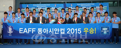 ▲수고했어요, 금빛전사들 2015 동아시아축구연맹(EAFF) 축구선수권대회에서 7년 만에 우승을 차지한 울리 슈틸리케 축구 국가대표팀 감독과 선수들이 10일 오후 금메달을 목에 걸고 인천공항을 통해 입국했다. 연합뉴스 제공
<br />