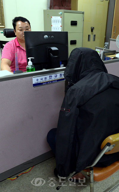 대전의 한 종합병원에서 치료를 받던 중 도주한 김선용씨가 자수한 10일 대전둔산경찰서에서 김씨가 조사를 받고 있다. 
<br />이성희 기자 token77@