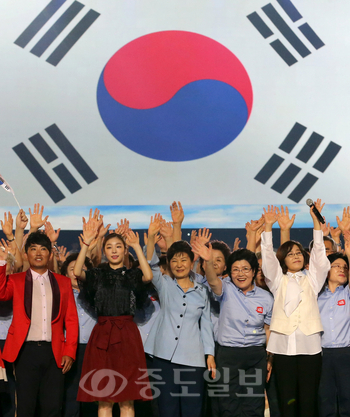 ▲ 박근혜 대통령과 해방둥이 등 각계각층으로 구성된 합창단이 15일 서울월드컵경기장에서 열린 광복 70년 국민 대합창 '나는 대한민국'에서 노래를 부르고 있다.  /연합뉴스