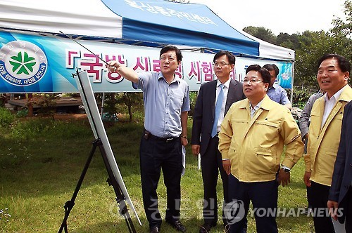 ▲ 지난달 28일 국방신뢰성센터 제안 부지 찾은 권선택 대전시장의 모습./사진=연합DB