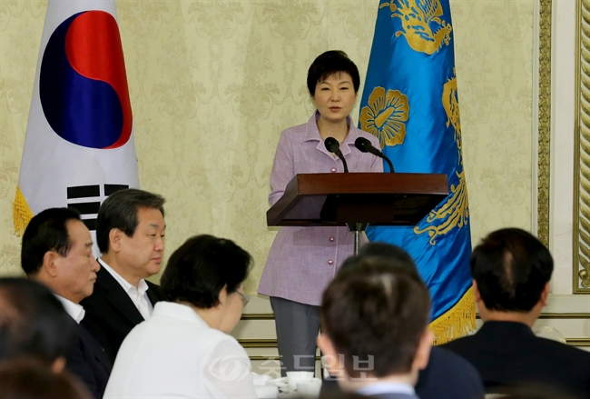 ▲ 새정치민주연합 문재인 대표가 26일 국회에서 열린 최고위원회의에서 모두발언하고 있다. 오른쪽은 이종걸 원내대표. /연합뉴스