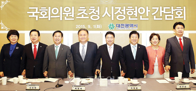 ▲ 권선택 대전시장과 박병석, 이상민, 이장우, 박범계, 정용기, 민병주 국회의원이 국비 확보와 현안해결을 위해 힘을 모으기로 한 후 기념촬영을 하고 있다.  /대전시 제공