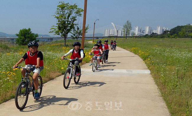 ▲ 연동초 아이들이 금강변 자전거도로에서 체험활동을 진행하고 있다.