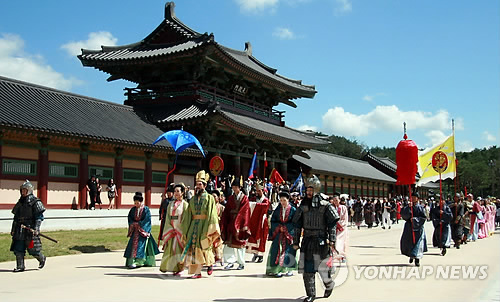 ▲ 2008년 충남도와 롯데는 백제문화단지 330만㎡ 중 160만㎡에 모두 4223억 원을 투입해 8개 시설을 조성한다는 협약을 체결했다./사진=연합DB