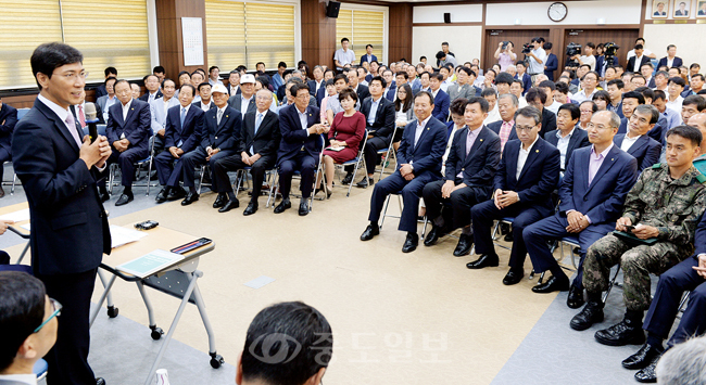 ▲ 안 지사는 민선6기 시ㆍ군 순방을 시작한 8일 태안군을 방문해 한상기 군수와 유익환 도 부의장, 정광섭ㆍ홍재표 도의원 등과 환담을 가진 뒤, 지역 지도자 200여명과 대화를 나눴다.
<br />충남도 제공