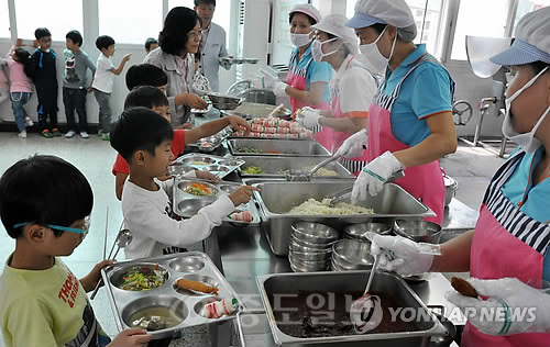 ▲ 대전시와 시교육청이 오는 22일 교육행정협의회를 통해 초등학교 무상급식 관련 재원분담률과 급식비 단가 인상 등을 집중 논의할 예정이다. /사진=연합DB