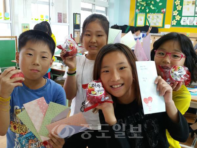 ▲ 친구로부터 화해 사과와 편지를 건네 받은 서산 가사초 학생들
<br />