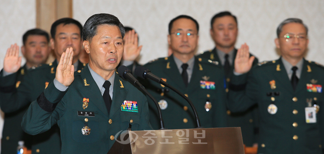 ▲ 23일 충남 계룡대에서 열린 국회 국방위원회의 육군에 대한 국정감사에서 장준규 육군참모총장이 선서를 하고 있다. [육군본부 제공]