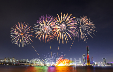 ▲ 100만 인파의 국내 최대규모인원이 참가하는 대표적 가을 축제인 '한화와 함께하는 2015 서울세계불꽃축제'가 3일 오후 7시 20분 부터 1시간 20분 동안 서울 여의도 일원에서 열린다.
<br />한화 제공