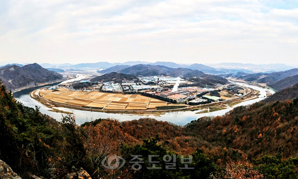 ▲ 꾀꼬리봉서 바라본 세종 부강면  
<br />세종시는 국토교통부 주관 '2016 환경문화사업 공모사업'에 시가 응모한 '꾀꼬리봉 산책탐방로 조성사업'이  선정됐다고 1일 밝혔다. 사진은  꾀꼬리봉서 바라본 부강면 일대의 아름다운 모습. [연합뉴스 제공]