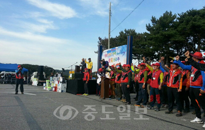 ▲ 우송고(옛 대전상고) 총동창회는 태안 안면도 노을길에서 졸업 60회 주년을 기념해 회원과 가족을 포함한 1600여명이 참여한 가운데 트레킹을 진행하면서 파이팅을 외치고 있다.