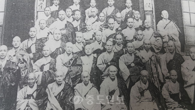 ▲ 일제의 식민불교정책에 항거해 한국 전통불교 고수 투쟁을 선언한 1941년 선학원 고승대회 기념사진(앞 줄 왼쪽에서 다섯 번째가 만공 대선사) <수덕사 제공>