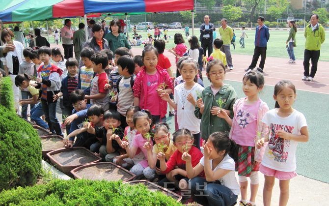 ▲ 충남도는 2011년부터 서울과 대전, 천안 등 100곳 이상의 학교를 찾아 모내기와 추수 등 도심 속 학교 논 만들기 행사를 통해 쌀 한 톨의 소중함을 아이들에게 전하고 있다.  충남도 제공