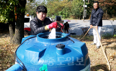 ▲ 충남 서북부 지역이 극심한 가뭄으로 물 부족사태를 겪는 가운데 14일 태안군 직원들이 산불진화 차량을 이용해 태안읍 태을암 물탱크에 물을 넣고 있다. [연합뉴스 제공]