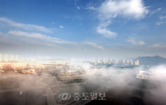 ▲ 15일 오전 정부세종청사가 파란하늘 아래 짙은 안개에 휩싸여 있다./연합뉴스