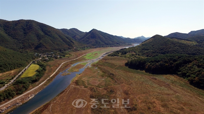 ▲ 충남 서북부지역 식수원 역할을 하는 보령댐 상류가  바닥을 드러낸 채 말라 있다. /연합