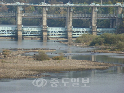 ▲ 대청댐 방류량이 역대최소 규모로 감축되면서 대청조정지댐에 금강 상류바닥이 드러나고 있다.