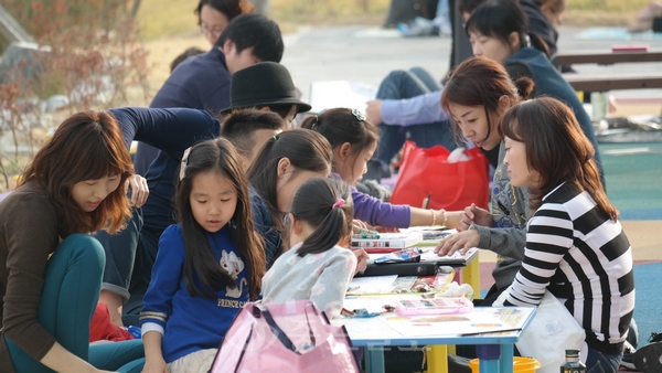 ▲대전역사박물관에서 열린 제8회 문화유산사생대회에 참가한 학생과 학부모들이 출품할 작품을 그리고 있다.