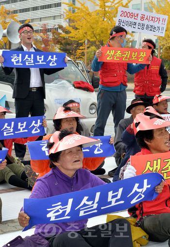 ▲과학벨트주민비상대책위원회 소속 주민들이 10일 대전시청 남문광장에서 토지보상가의 현실화를 요구하며 집회를 열고 있다. 이성희 기자 token77@